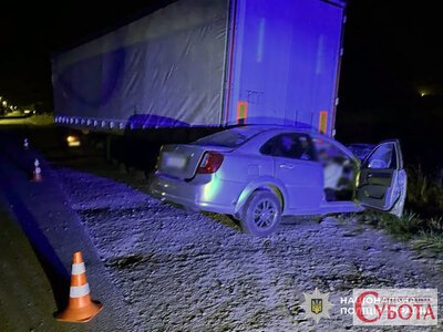 На Звягельщині Daewoo в’їхав у напівпричіп вантажівки: одна людина загинула