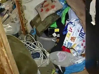 Сусіди задихаються від смороду: чоловік перетворив квартиру на склад сміття