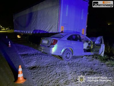 На Звягельщині легковик зіткнувся з припаркованою вантажівкою: пасажирка загинула