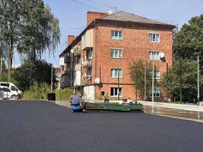 На Кармелюка у Чернівцях ремонтують дитячо-спортивний майданчик