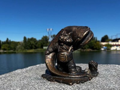 Той, хто знає всі рибні місця Дніпра: у місті відкрили незвичайну мініскульптуру