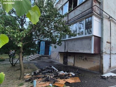 Росіяни вдарили по Бородинському мікрорайону Запоріжжя: є поранені, пошкоджені будинки (фото, відео)