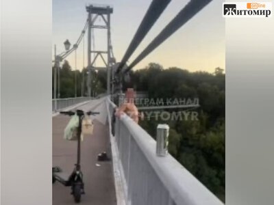У Шодуарівському парку чоловіка дістали з Тетерева після стрибка з мосту. ВІДЕО