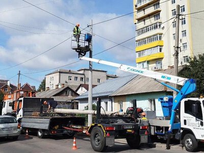 У Рівному після ДТП замінили пошкоджену опору вуличного освітлення