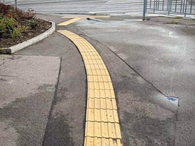 Повороти під 90° і плитка в газон: у Києві біля метро «Голосіївська» показали «безбар’єрність» після ремонту