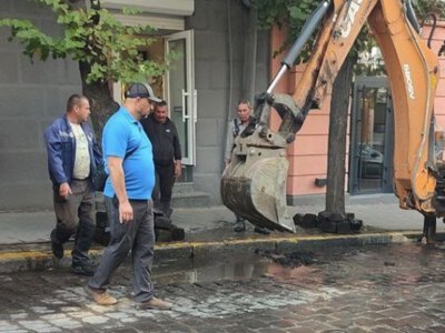 Через аварійний витік у Чернівцях на Франка призупинили водопостачання