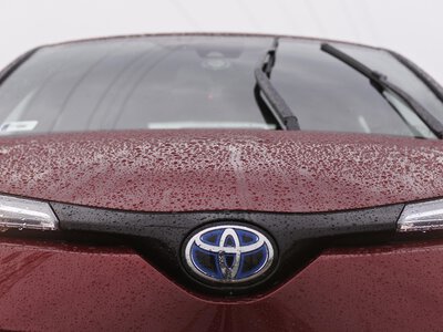 Toyota забрала весь топ нових гібридів в Україні: які моделі купували найчастіше