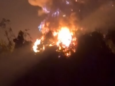 Під Гостомелем після атаки спалахнула сильна пожежа: очевидці повідомляють про повторні вибухи