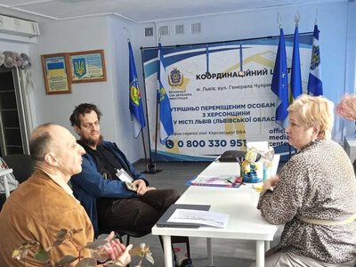 Переселенці з Херсонщини отримали 13 пачок ліків у центрі “Вільні разом” у Львові