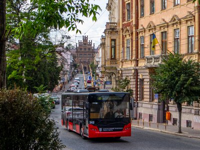 У Чернівцях через ремонт на вулиці Франка змінили рух тролейбусів та автобусі — деталі