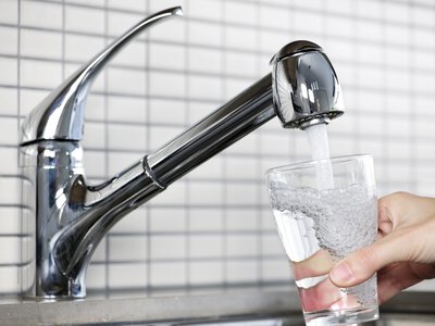 Чи можна пити забагато води: як надмірна кількість рідини впливає на нирки