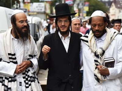 “Сміття, крики та переповнені урни”: українці масово скаржаться на поведінку хасидів в Умані