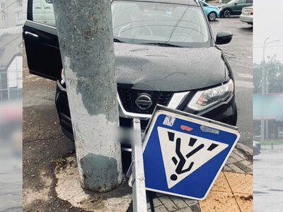 У Рівному водій Nissan в’їхав у світлофор
