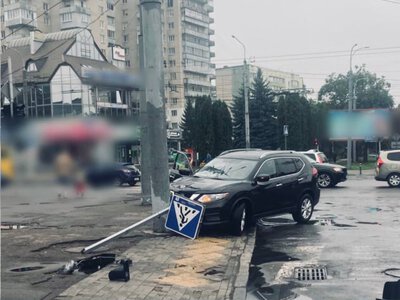 У Рівному водій Nissan в’їхав у світлофор
