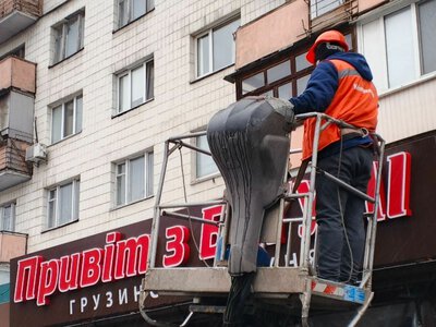 «Понад 1800 за місяць»: у Києві провели масовий демонтаж незаконних вивісок та реклами