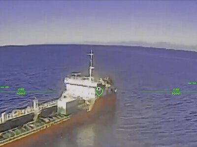 Український дрон ухилився від вогню російського гелікоптера й уразив санкційний танкер біля Сочі