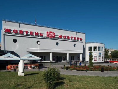 «Піти в укриття чи додивитися фільм»: що чекає на відвідувачів кінотеатру «Жовтень» після зміщення розкладу
