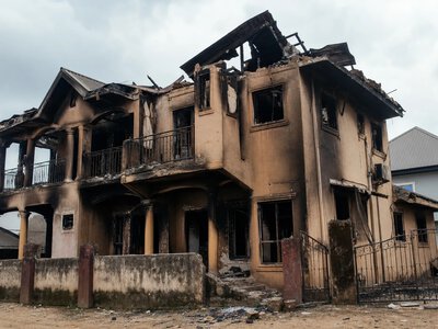 У Нігерії затримали чоловіка за підозрою у підпалі будинку
