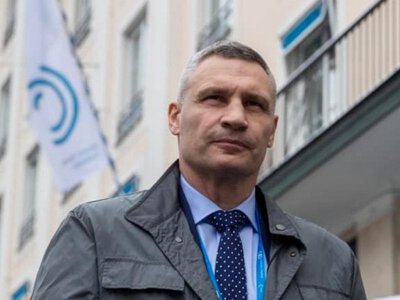 Кличко: протягом місяця біля зупинок у Києві з'являться 40-50 нових мобільних укриттів