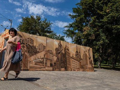 На зупинках Києва встановлять мобільні укриття: перші з’являться вже за місяць