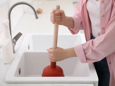 Вода стоїть і з’явився неприємний запах: як прочистити забиту раковину за 10 хвилин