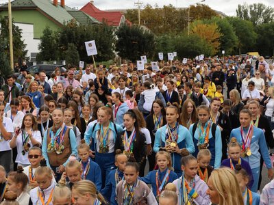Майже тисяча атлетів ходою пройшли центром Ужгорода до Дня фізичної культури та спорту