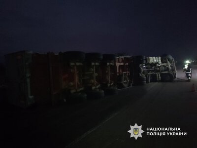 На трасі Одеса-Рені перекинулася вантажівка: рух транспорту ускладнено