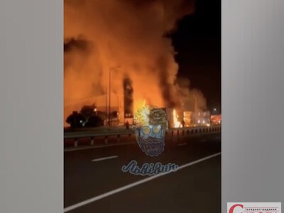 Біля пропуску «Ягодин» після атаки горять АЗС і фури: місцеві медіа публікують кадри