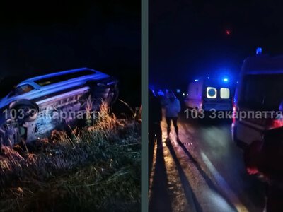 На Воловеччині мікроавтобус перекинувся у кюветі: постраждали троє людей