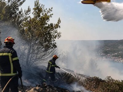 На острові Брач у Хорватії через пожежу евакуювали близько 230 людей