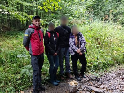 На Прикарпатті рятувальники допомогли грибникам, які заблукали в лісі