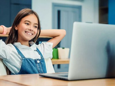 Допомогти підлітку вчитися вдома і не перетворити дім на “другу школу”: практичний огляд