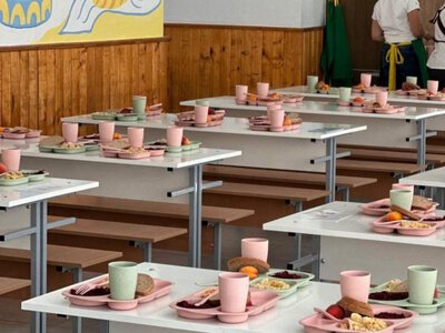 Кольоровий посуд, гарячі страви й усмішки дітей – так виглядає шкільне харчування у Корецькому ліцеї