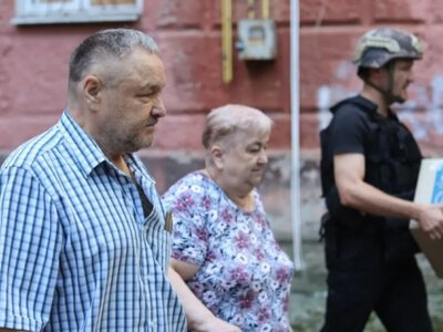 Поліцейські під обстрілами евакуювали з Херсона подружжя пенсіонерів