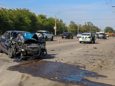 На Запорізькому шосе у Дніпрі зіткнулися два автомобілі та маршрутка: є постраждалі