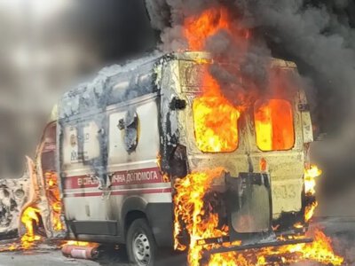 Російський дрон атакував «швидку» у Херсоні: поранені водій і парамедик