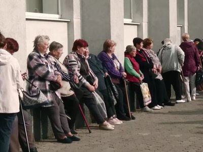 Так, «під тиском» тут невдале й штучне. Краще прямо про ризик затримок.