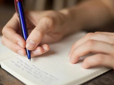 Психологи пояснили, як звичайне письмо змінює мозок і допомагає у скрутні часи