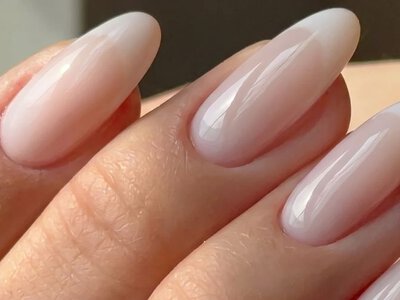 Cloudy French: модний французький манікюр з ефектом хмаринки