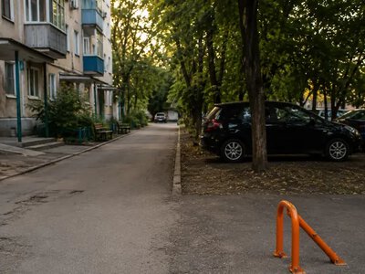 «Це моє місце під вікнами»: кому належить двір багатоповерхівки і хто має право там паркуватися