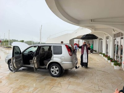 У Старуні освятили та передали автомобіль для військових