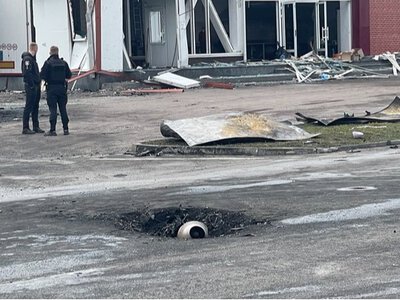 Палаючі фури, вирва на дорозі та вибиті вікна: що наробив російський дрон біля «Ягодина»