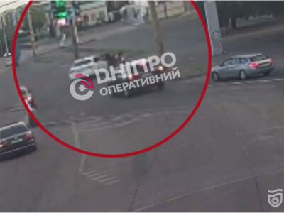 У Дніпрі на Запорізькому шосе легковик збив мотоцикліста та протягнув його до узбіччя