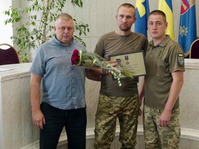У Кобеляках вручили державні та відомчі нагороди воїнам та їхнім родинам