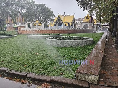 У дитячому містечку Казка під час дощу поливають газони (фото)