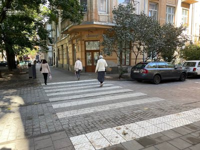На одній з вулиць Львова облаштували безбар’єрні заїзди