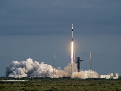 SpaceX здійснила 700-й запуск ракети Falcon: на орбіту виведено три телекомунікаційні супутники