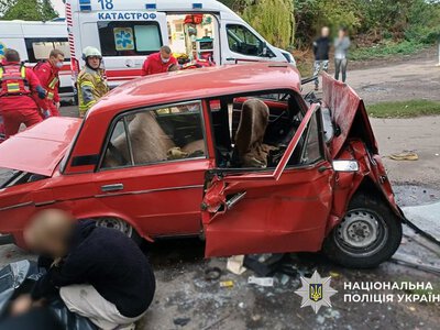 У Хуторах “Жигуль” влетів у стіну: пасажир загинув, водій у реанімації