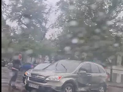 Два Renault і Honda зіткнулися в центрі Миколаєва: утворився затор, рух трамваїв заблоковано