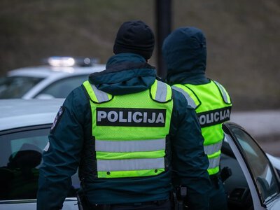 У Вільнюсі двоє п'яних чоловіків зірвали український прапор із будівлі